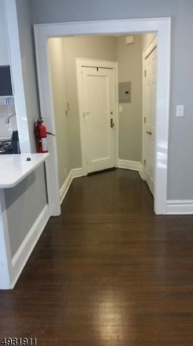 4 Riverside Dr, Cranford, NJ 07016-2257