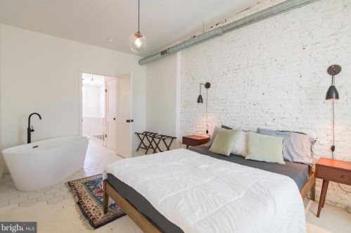 2026 Howard St, Philadelphia PA 19148-3334 exterior