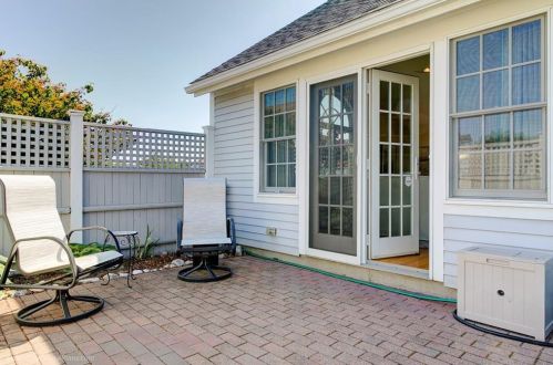 414 Corey Ln, Middletown RI 02842-5659 exterior