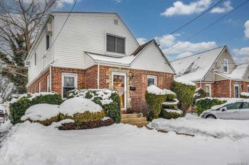 73 Gates Ave, Valley Stream, NY 11580-3205