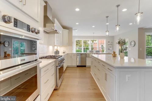 920 Darton Dr, Alexandria VA 22308-2021 exterior