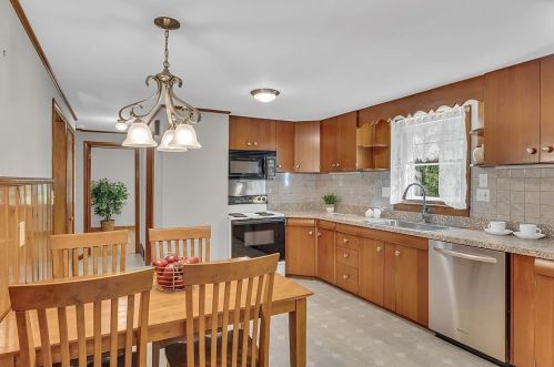 52 Cataract Ave, Dover NH 03820-3902 exterior