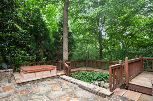 1755 Knoll Pl, Atlanta GA exterior