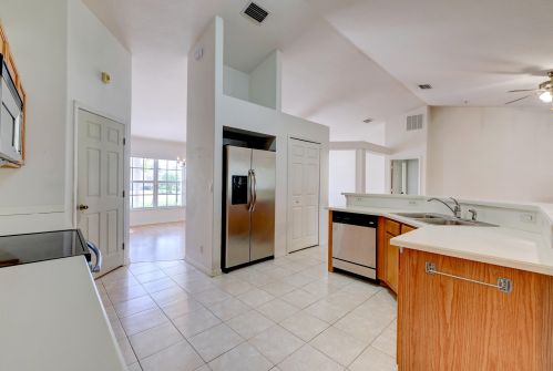 2098 Pruitt St, Fort Pierce FL 34953-5732 exterior