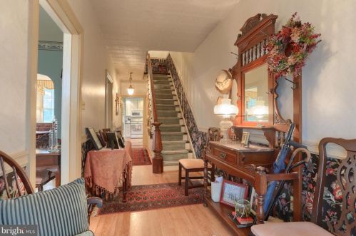 273 Main St, Hummelstown PA 17036-1721 exterior