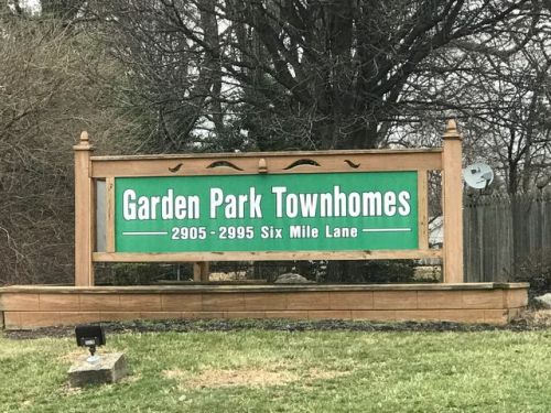 2913 6 Mile Ln, Louisville KY  40220-3406 exterior