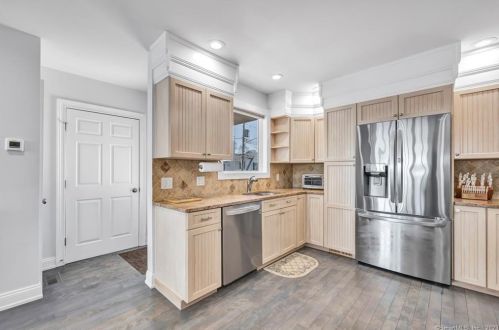 4 Lawrence Ct, Milford CT 06460-7336 exterior