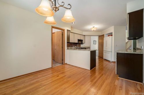 4082 Pinestead Dr, Walled Lake MI 48390-1344 exterior