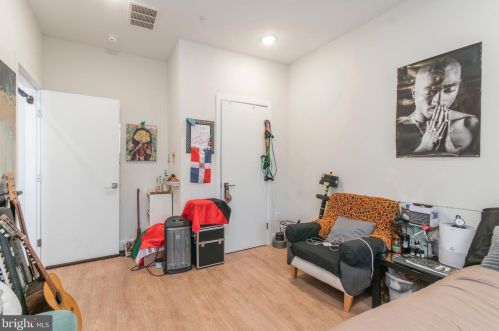 1958 8th St, Philadelphia PA 19122-2023 exterior