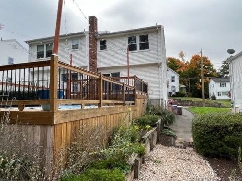 149 Maple St, Manchester CT 06040-6105 exterior