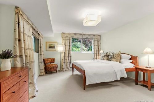 10 Hockanum Rd, Westport CT 06880-2121 exterior