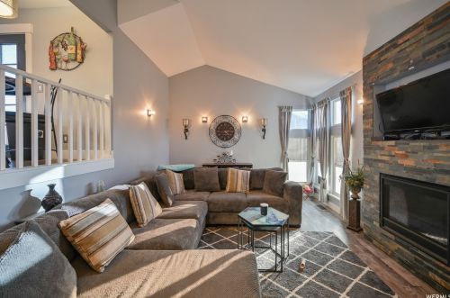 6389 Lotus Way, Taylorsville UT 84081-4302 exterior