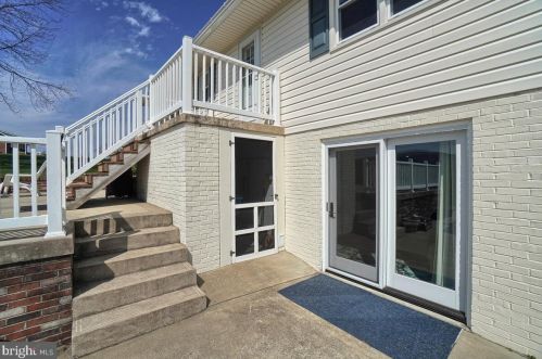 7504 Picnic Wood Rd, Middletown MD 21769-8223 exterior