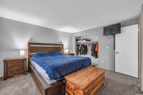 884 Spartan Dr, Sandy UT 84094-1811 exterior