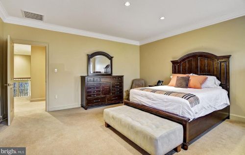 896 Alvermar Rdg Dr, Mc Lean VA 22102-1439 exterior