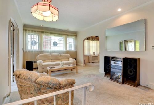 56 Cottage St, Valley Stream NY  11580-4652 exterior