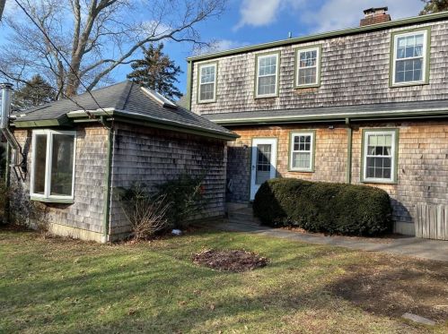 5 Longmeadow Ave, Middletown, RI 02842-5225