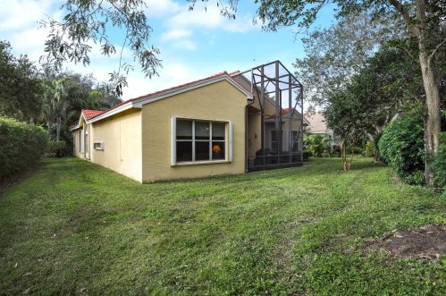 6904 Molakai Cir, Boynton Beach FL 33437-7030 exterior