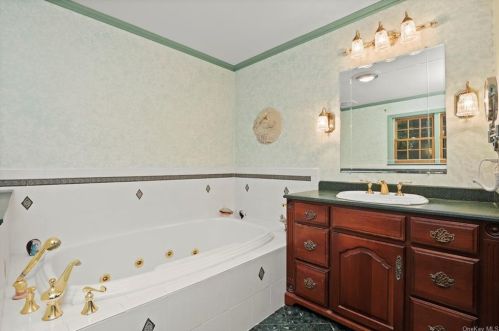 683 Bedford Rd, Armonk NY 10504-2905 exterior