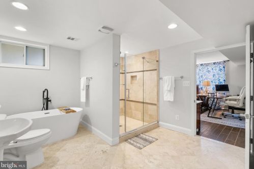 8213 Cooper St, Alexandria VA 22309-1052 exterior