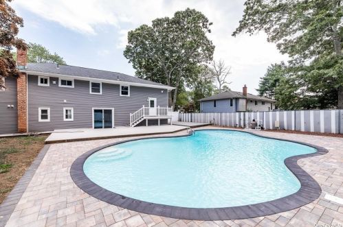 8 Fernwood Dr, Commack NY  11725-4714 exterior