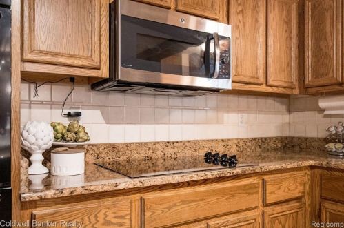 3227 Greenspring Ln, Rochester MI 48309-2744 exterior