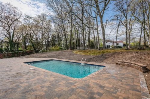 43 Cross Bow Ln, Commack NY  11725-1214 exterior