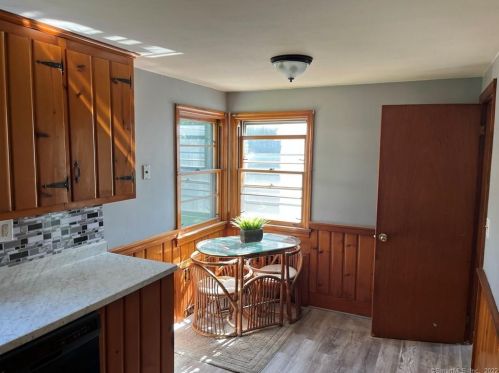 4 Stanley Dr, Enfield CT 06082-1814 exterior