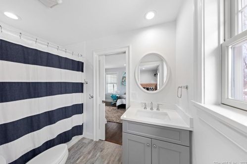 18 Ox Yoke Ln, Norwalk CT 06851-1708 exterior