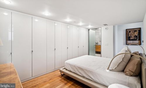 227 6th St, Philadelphia PA 19106-3713 exterior