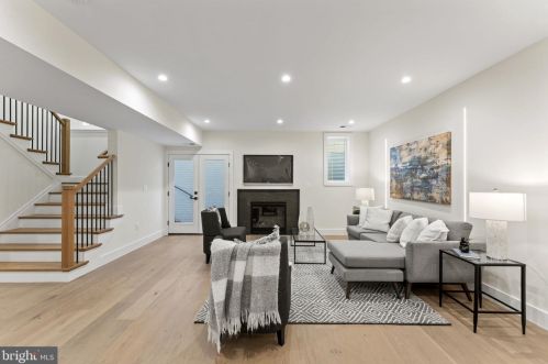 1327 Mayflower Dr, Mc Lean VA 22101-3405 exterior