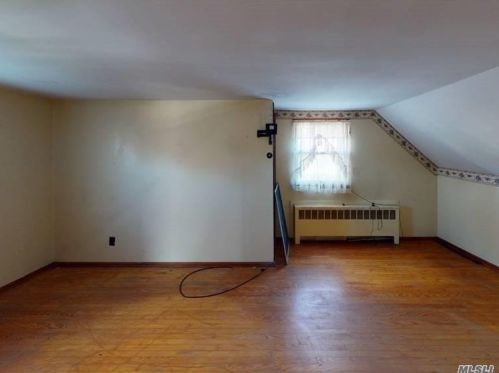 83 21 St, Huntington Station NY 11746-3257 exterior