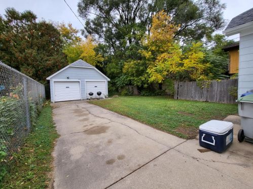 4651 48th St, Milwaukee, WI 53220-4113