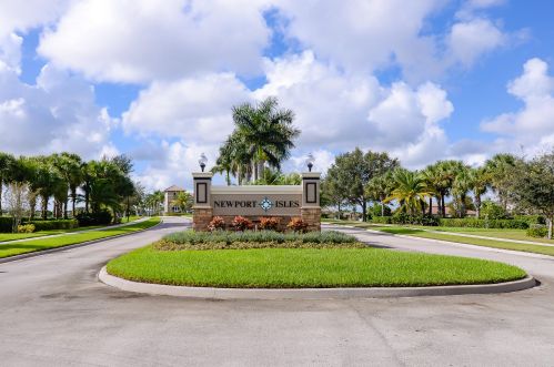 2582 Marshfield Ct, Fort Pierce FL 34953-4369 exterior