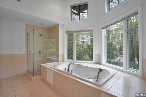 141 Hudson Cv, Edgewater NJ 07020-1480 exterior