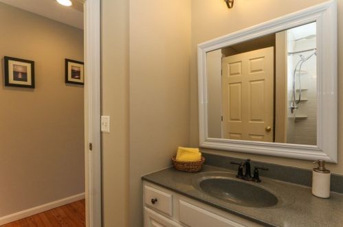 25 Gates Ave, Springfield MA 01118-2302 exterior