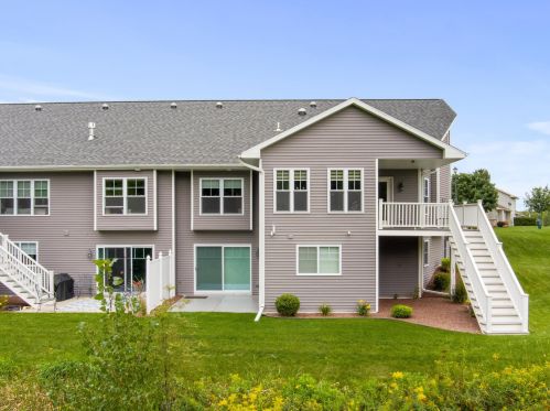 504 Maple Leaf Ct, Manitowoc, WI 54220-7168