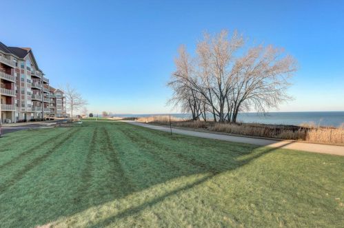 4110 Lake Dr, Milwaukee WI  53235-5953 exterior