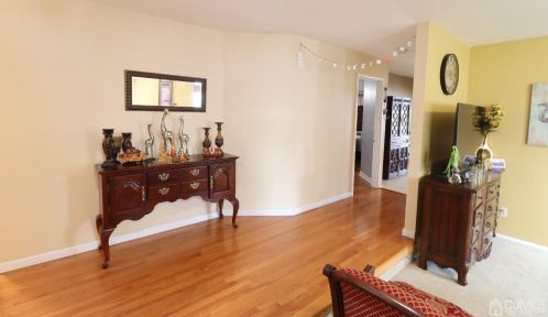 15 Sunshine Ln, Edison, NJ 08820-2980