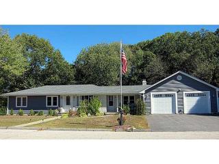 2 Meadowbrook Dr, Providence, RI 02919-1610