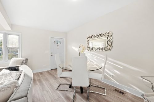 8642 Kingston Ave, Chicago IL  60617-2439 exterior