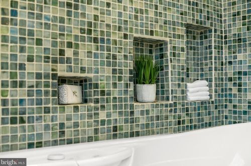 16 Arlive Ct, Rockville MD 20854-2978 exterior