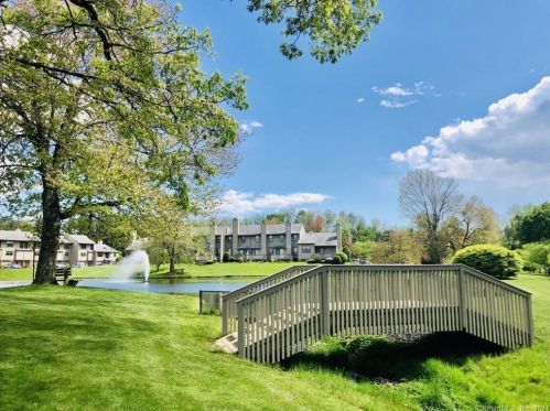 186 Metacomet Dr, Meriden CT 06450-3571 exterior