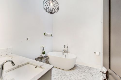 3831 Ravenswood Ave, Chicago IL 60613-2419 exterior