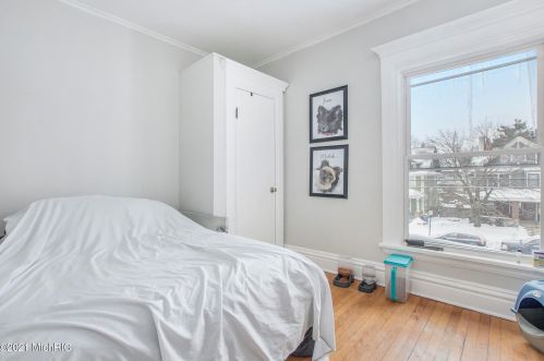 1302 Wealthy St, Grand Rapids MI 49506-2562 exterior