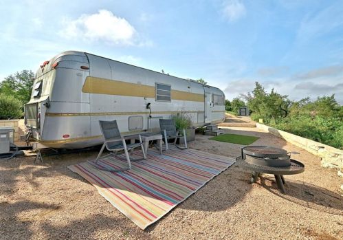 610 Crystal Crk Dr, Austin TX 78746-4728 exterior