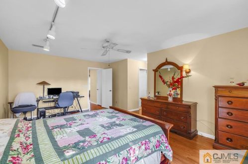 73 Laurel Holw Ct, Edison NJ 08820-1043 exterior