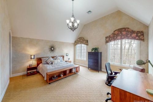 11 Chiltern St, Farmington CT 06032-1533 exterior