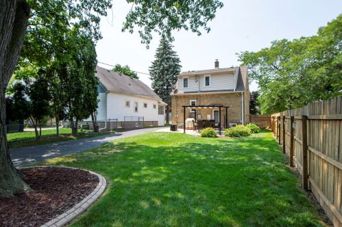 910 85th St, Milwaukee, WI 53214-2954