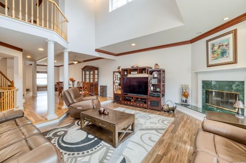 24 Sabrina Ct, Huntington Station, NY 11746-4225